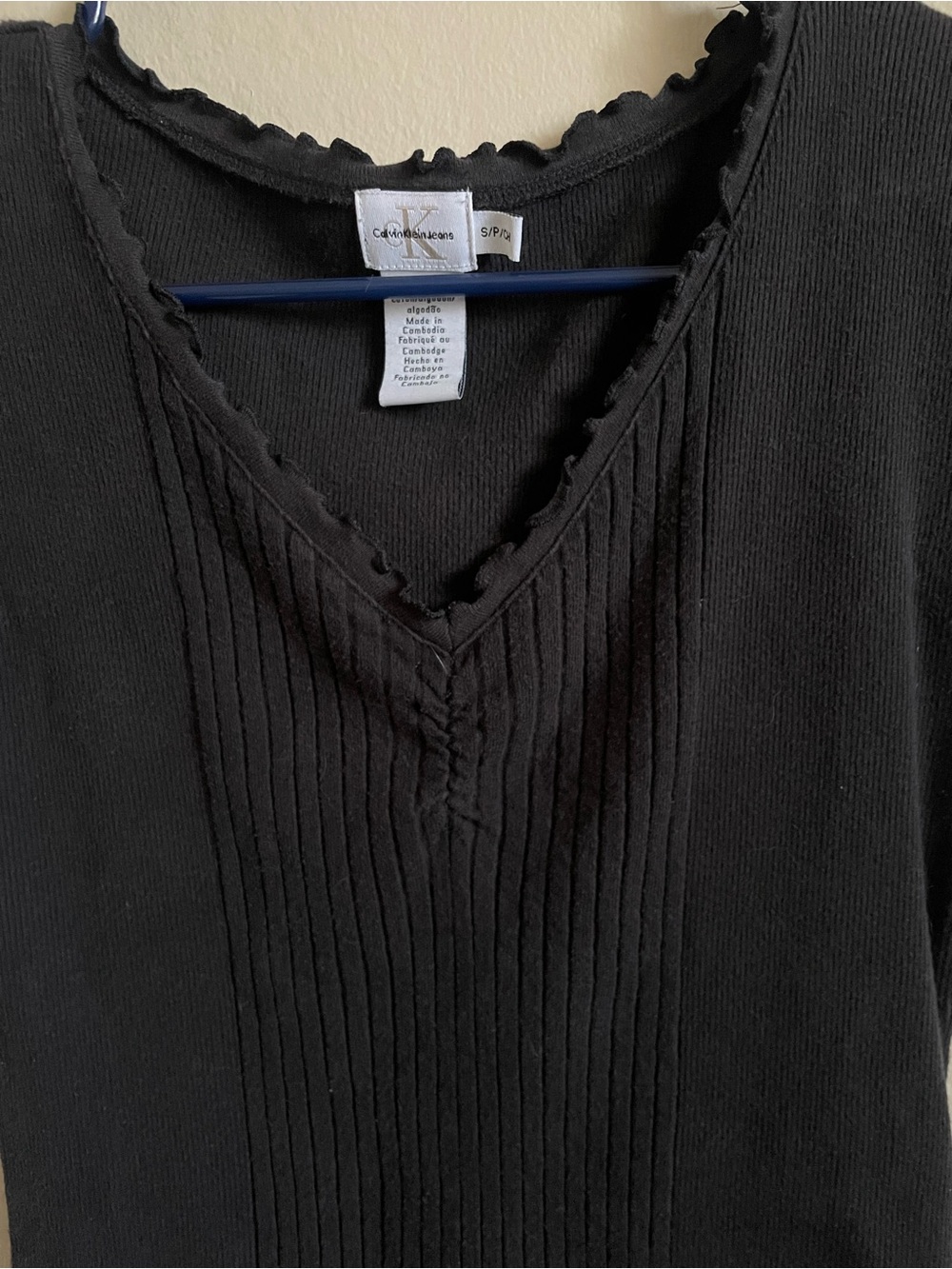 Calvin Klein Jeans Black Ribbed V-Neck Cap Sleeve Top with Lettuce Trim - Picture 5 of 9